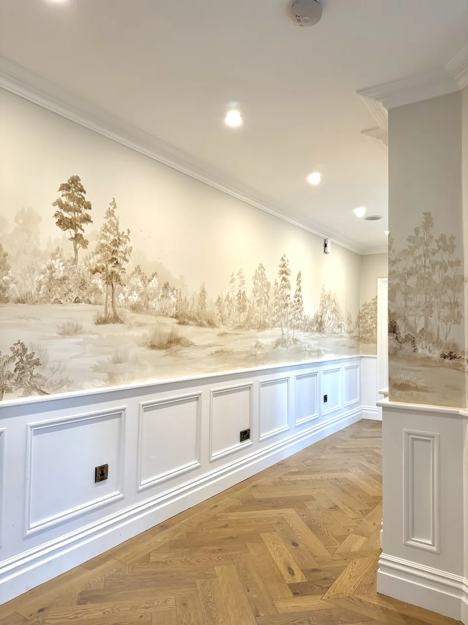 Arboleda — mural pintado a mano, Residencia privada, Irlanda. Pintado en tonos arena, naranja, tierra.