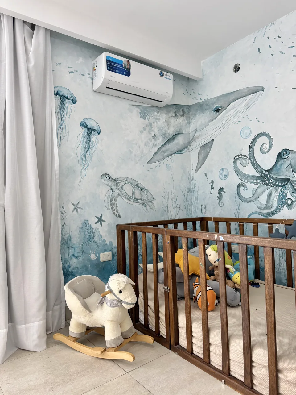 Kids Room — mural pintado a mano, Residencia privada. Pintado en tonos gris claro, arena, gris.