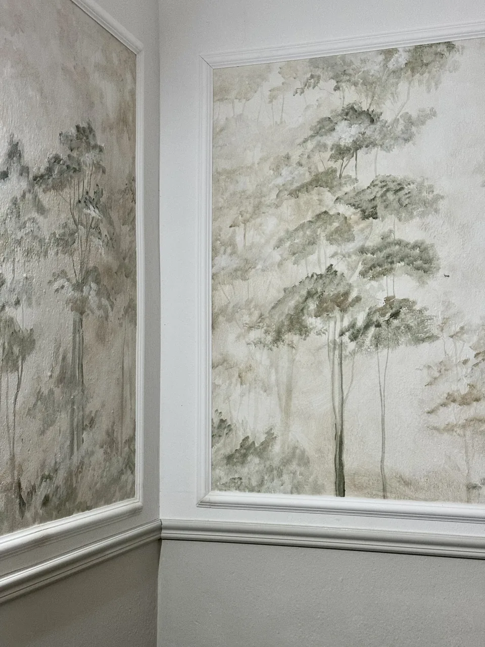 Panelled Interiors — pintura site-specific sobre boiserie, Residencia privada. Pintado en tonos gris claro, gris.