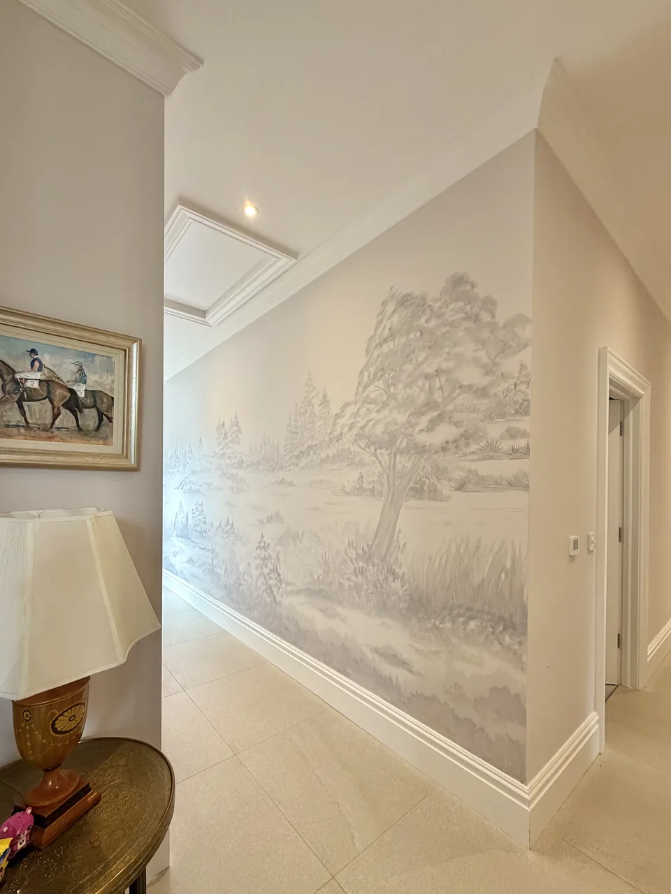 Sasha — mural pintado a mano, Residencia privada. Pintado en tonos arena, tierra.