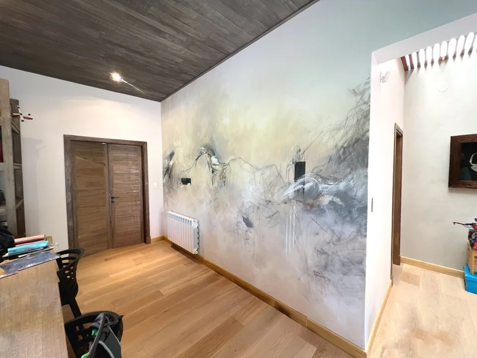 Consciente — mural pintado a mano, Residencia privada. Pintado en tonos arena, naranja, gris claro.