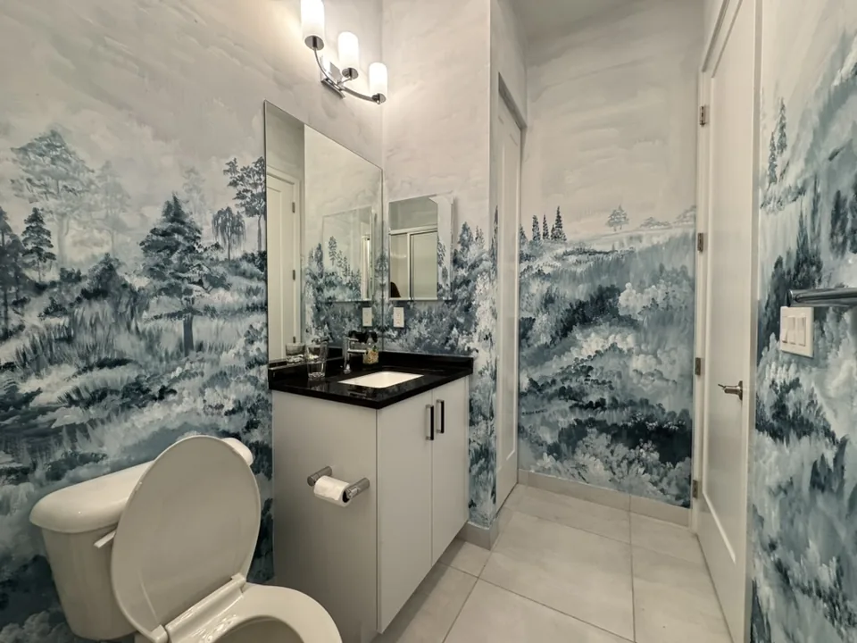 Pintura — Ejecutada en el lugar, directamente sobre la arquitectura.