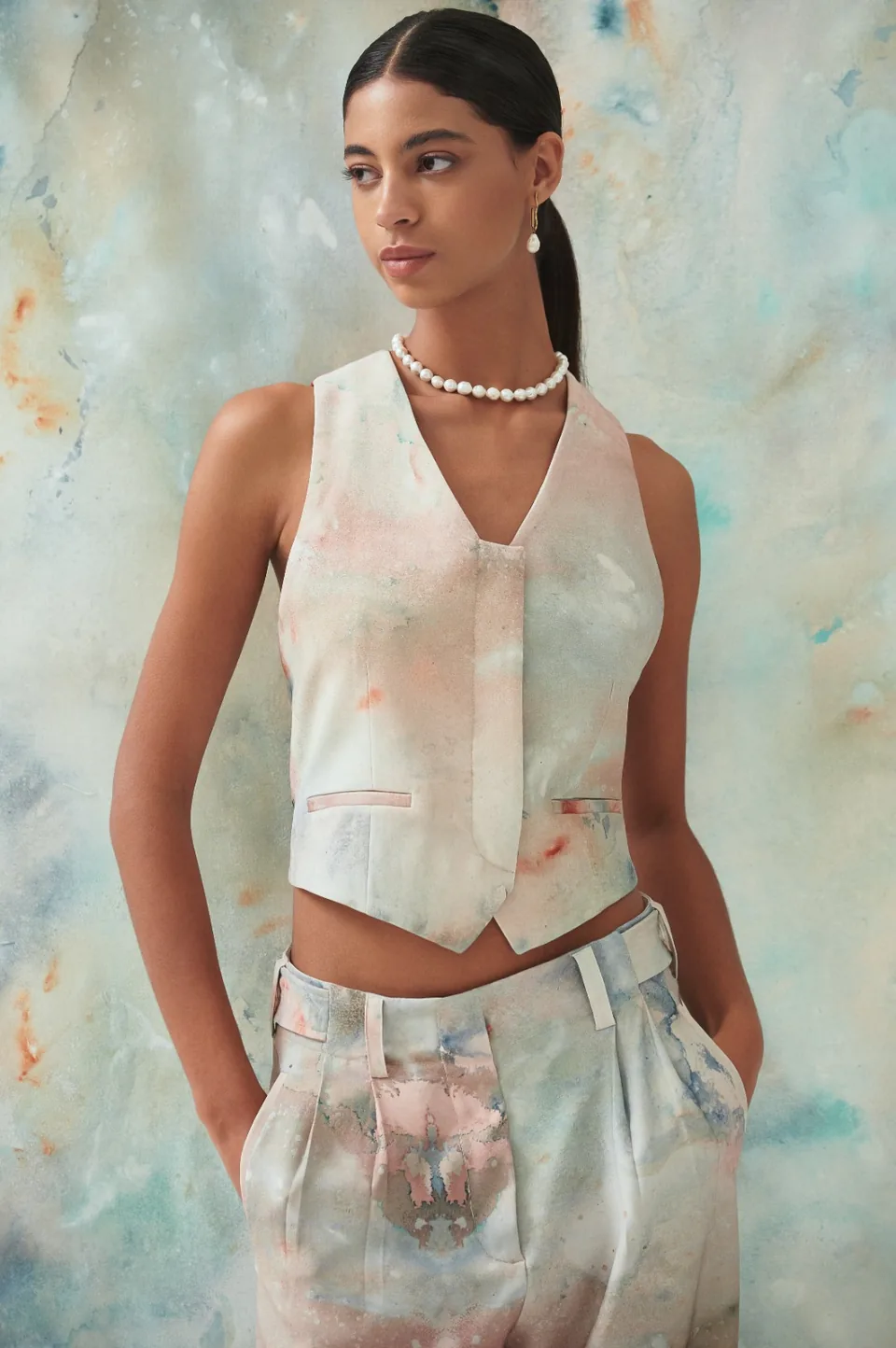 Prenda de la colección cápsula con NERATTA, estampada con una pintura de Belén Marcuzzi, en tonos gris claro, arena.