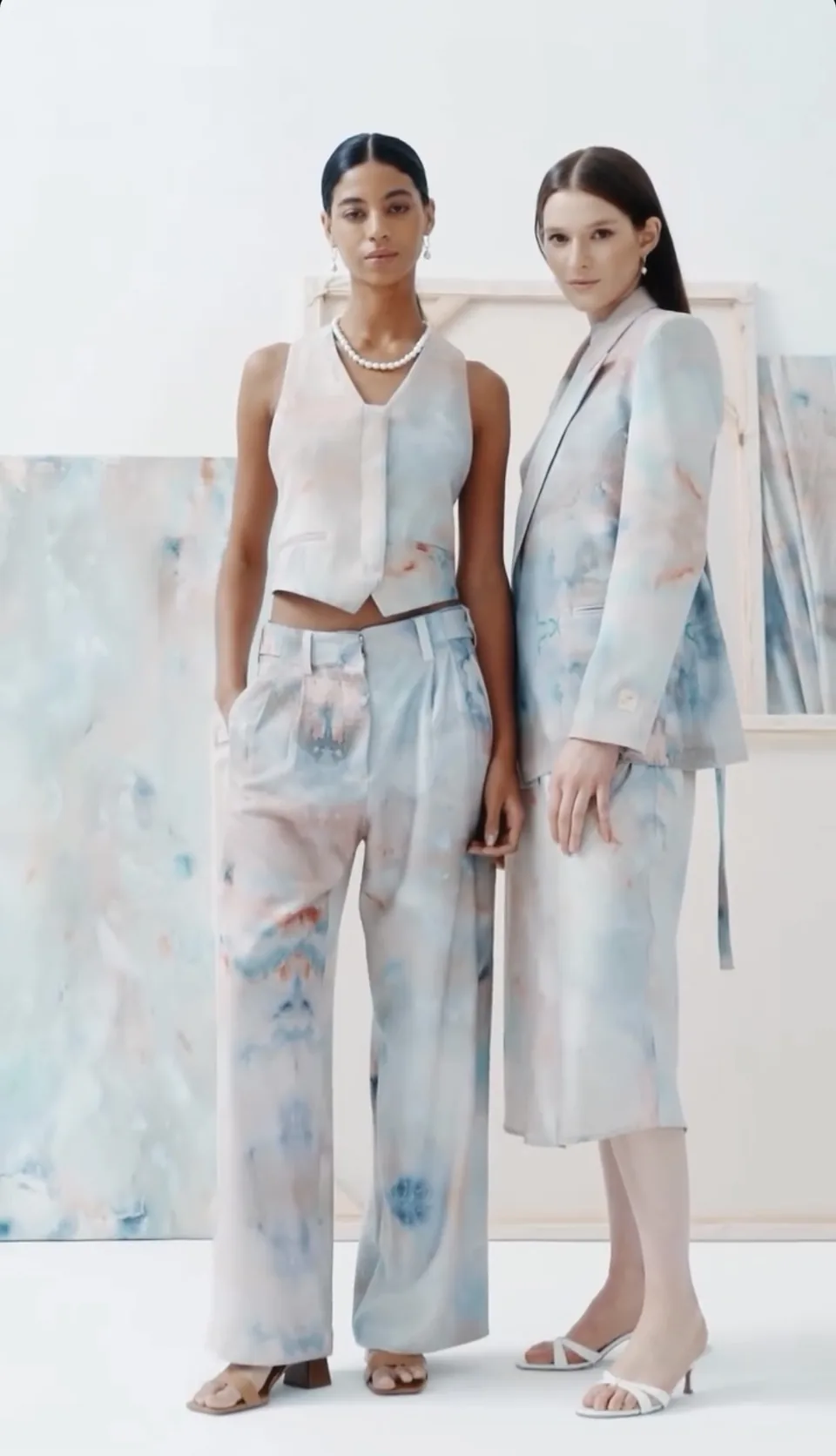 Prenda de la colección cápsula con NERATTA, estampada con una pintura de Belén Marcuzzi, en tonos azul grisáceo, gris claro.