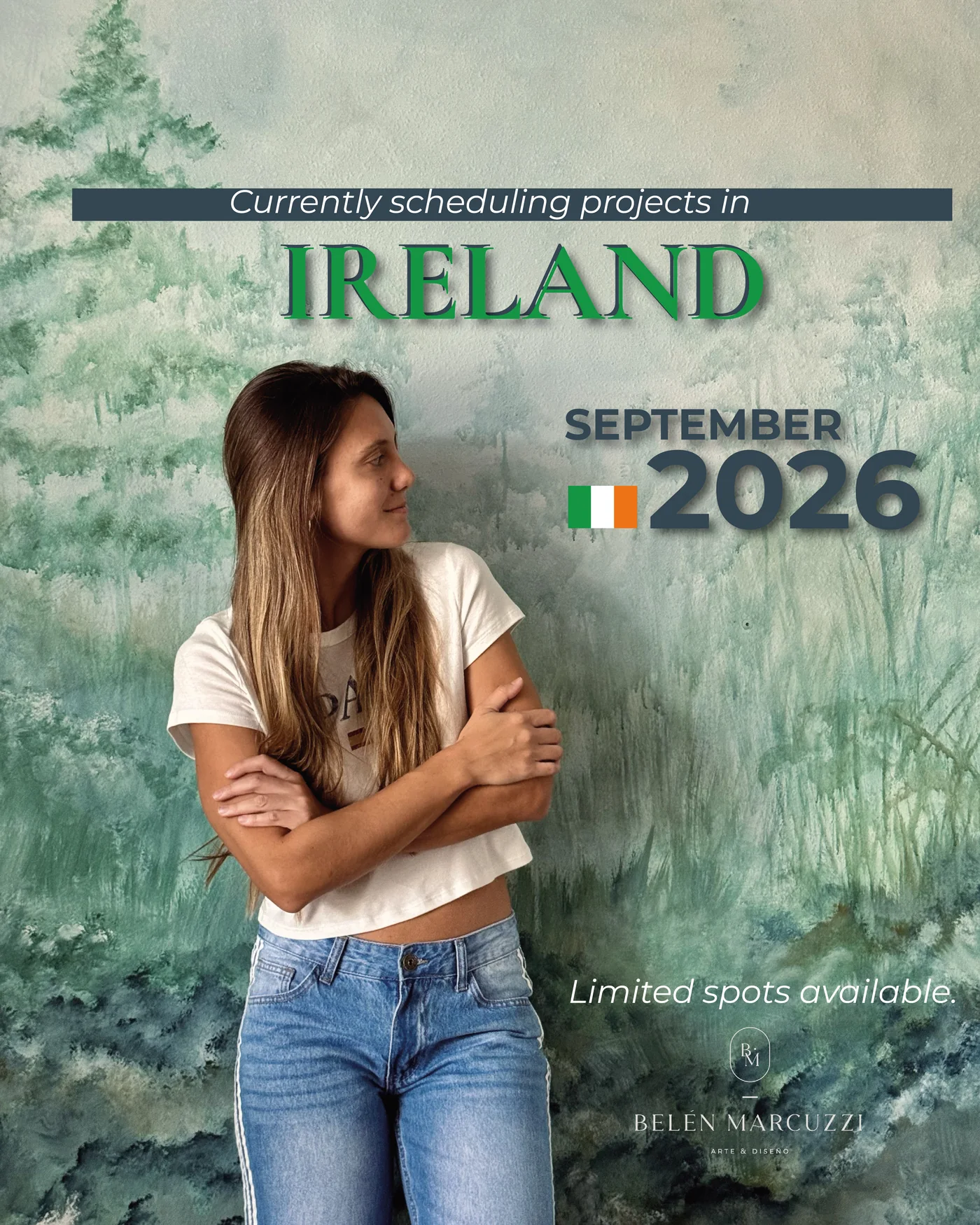 Anuncio: Belén Marcuzzi está agendando proyectos en Irlanda para septiembre de 2026. Cupos limitados. Aparece de pie frente a uno de sus murales de bosque en verdes suaves.